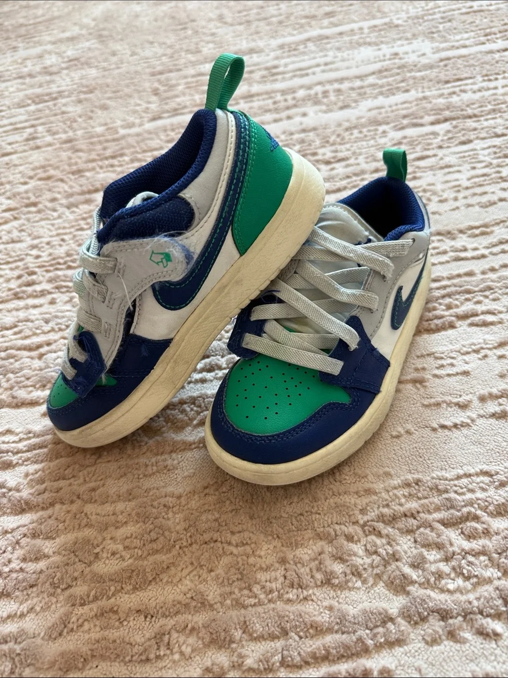 Air Jordan Nike Kids Low-Top Sneakers with Velcro in Green, Navy & White Size 13